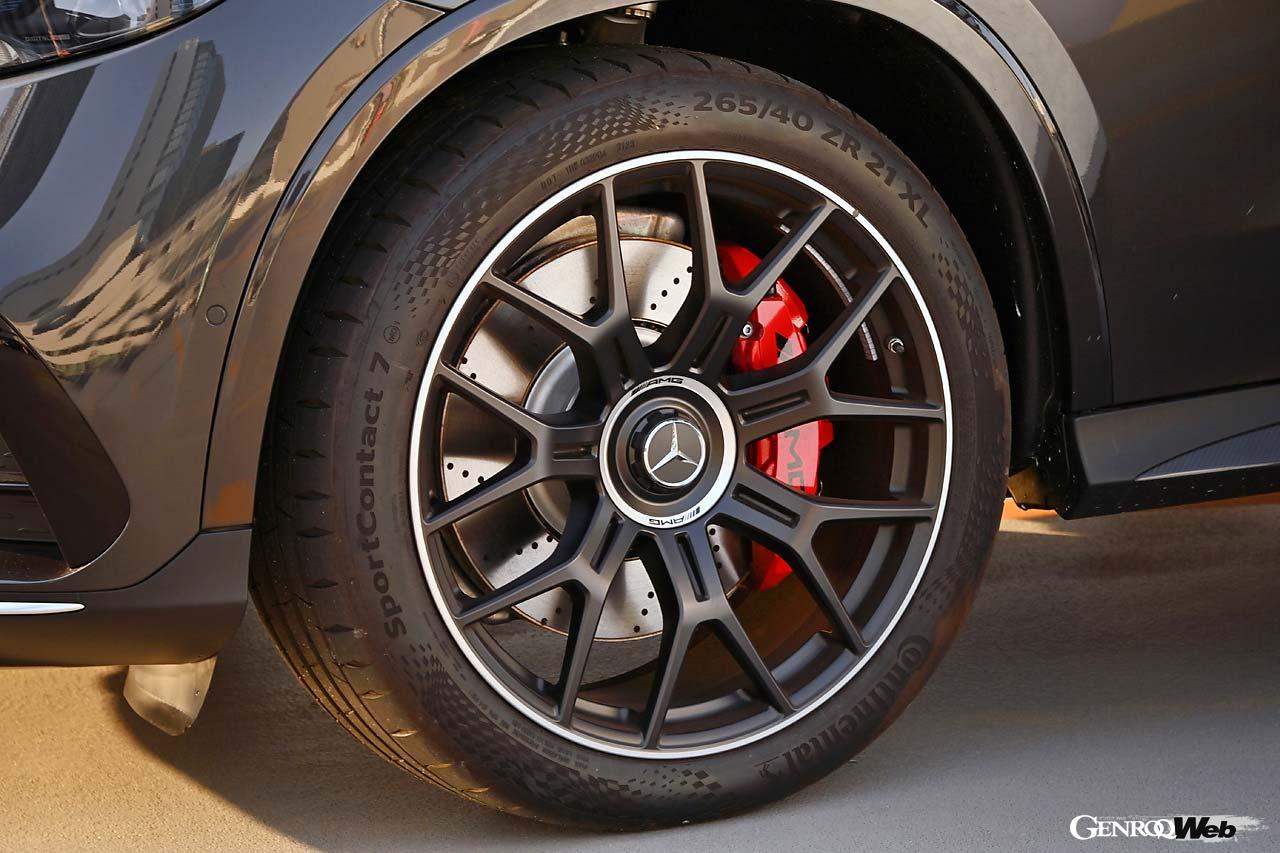 AMGカーボンパッケージ(72.1万円)を装着するとホイールはブラックの鍛造に。ノーマルは同じ21インチ、シルバーのスポークタイプ。