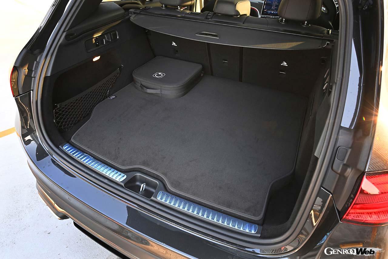 ラゲッジルームはバッテリーが嵩むため前方がキックアップしており、通常モデルの620~1680リットルから470~1530リットルへとダウンする。
