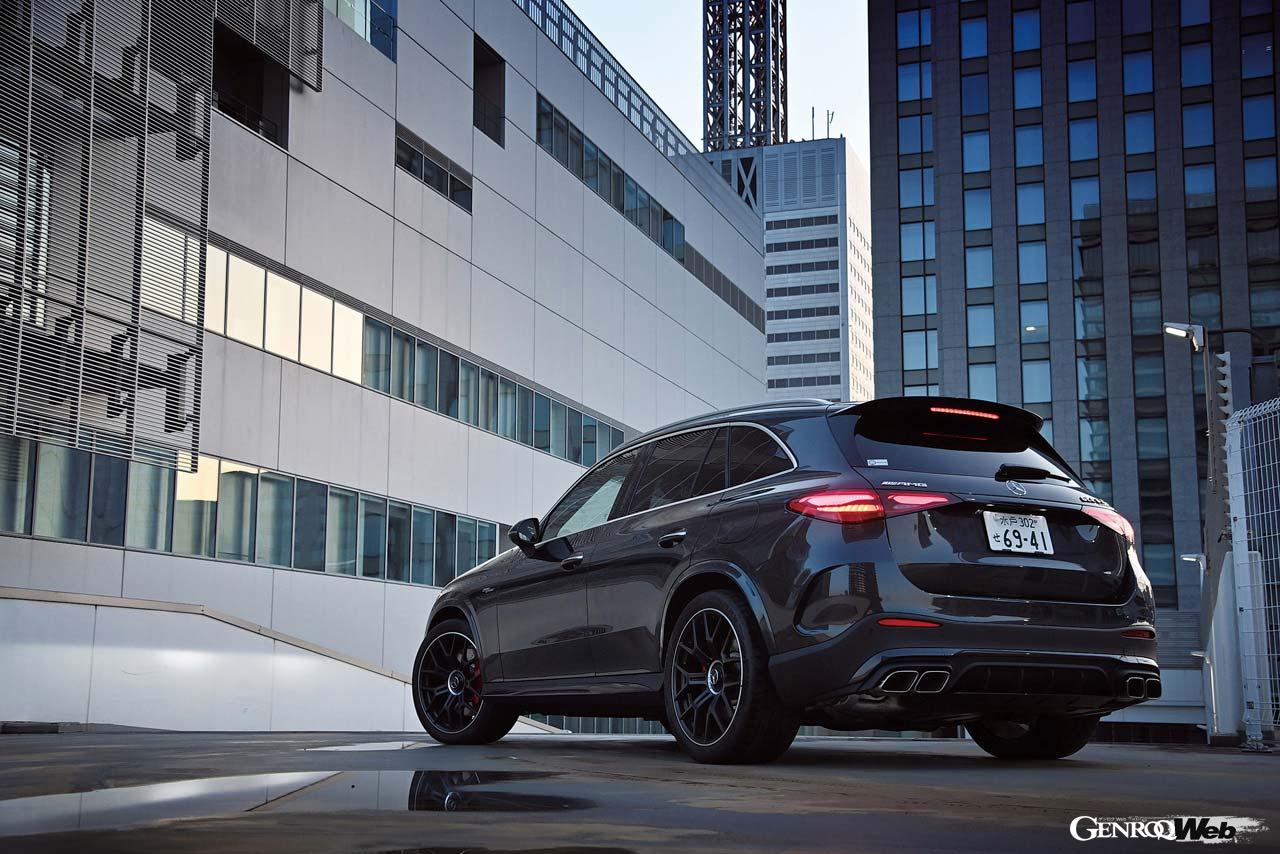 普通充電口はボディの左後部に設置。バッテリー容量は6.1kWhとさほど大きくないため、EV走行可能距離は16kmに留まる。