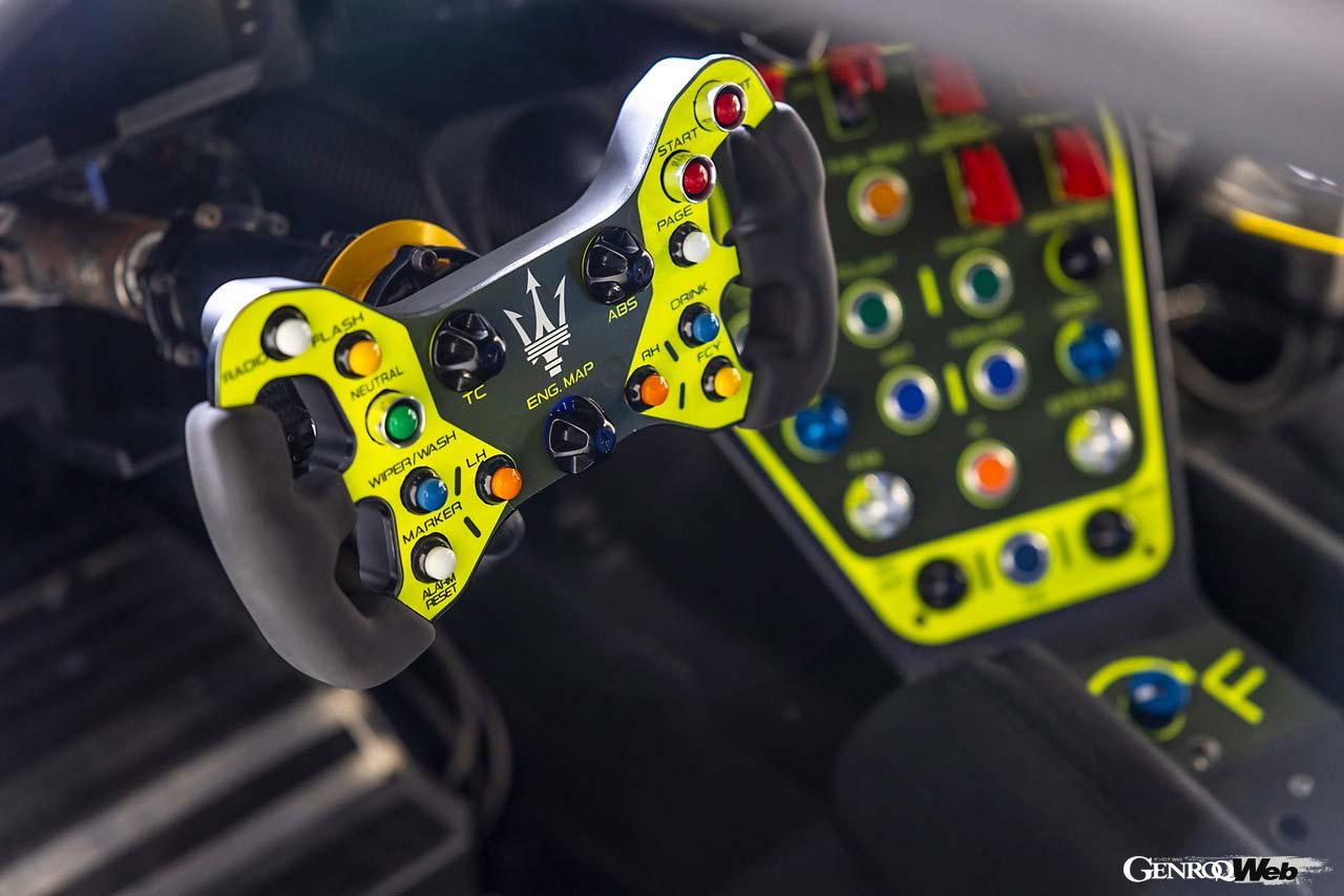 走るために必要な機能が集約されたコンパクトなステアリングはレーシングマシンであるGT2に相応しい。扱いやすさも抜群。