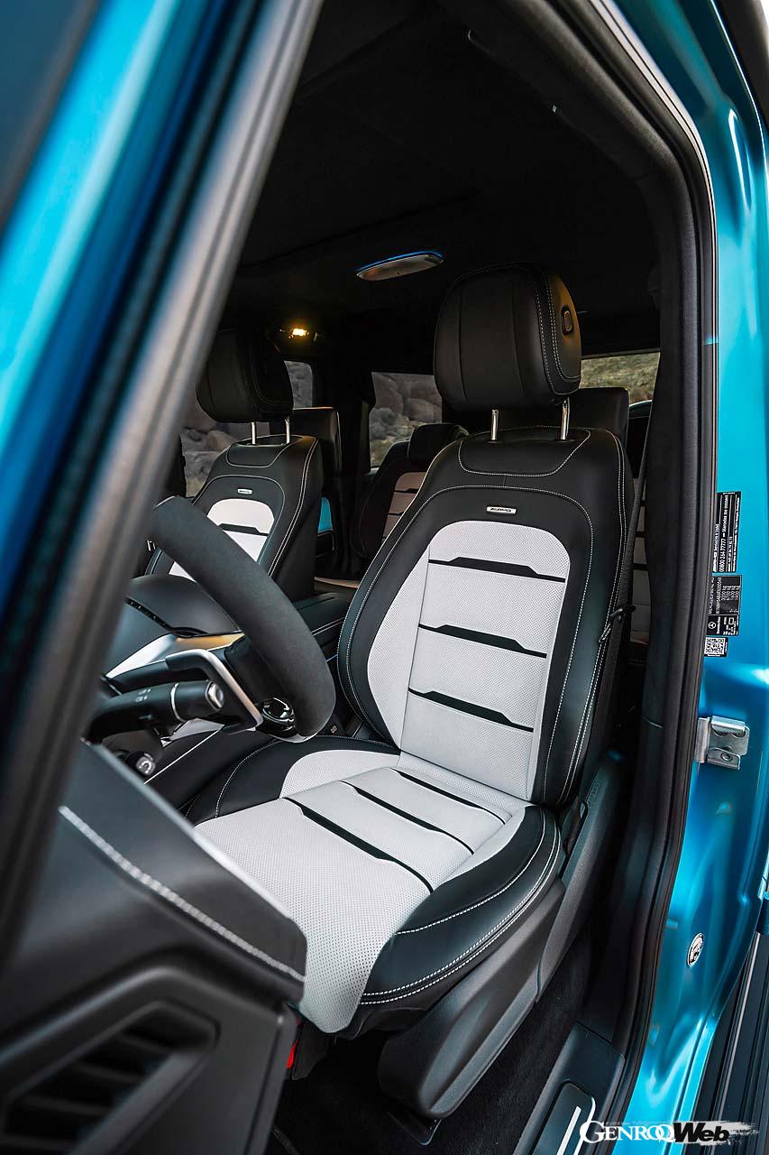 音声認識とタッチ操作が可能になった最新世代のインフォテインメントシステム「MBUX」を新たに採用する。肉厚のG63のシートは悪路でもドライバーに振動を伝えにくい。