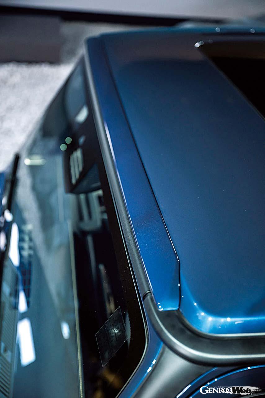 わずかに曲率したフロントウインドウやスポイラーリップをルーフ前端に新たに採用するなど、空力性能向上に努めている。