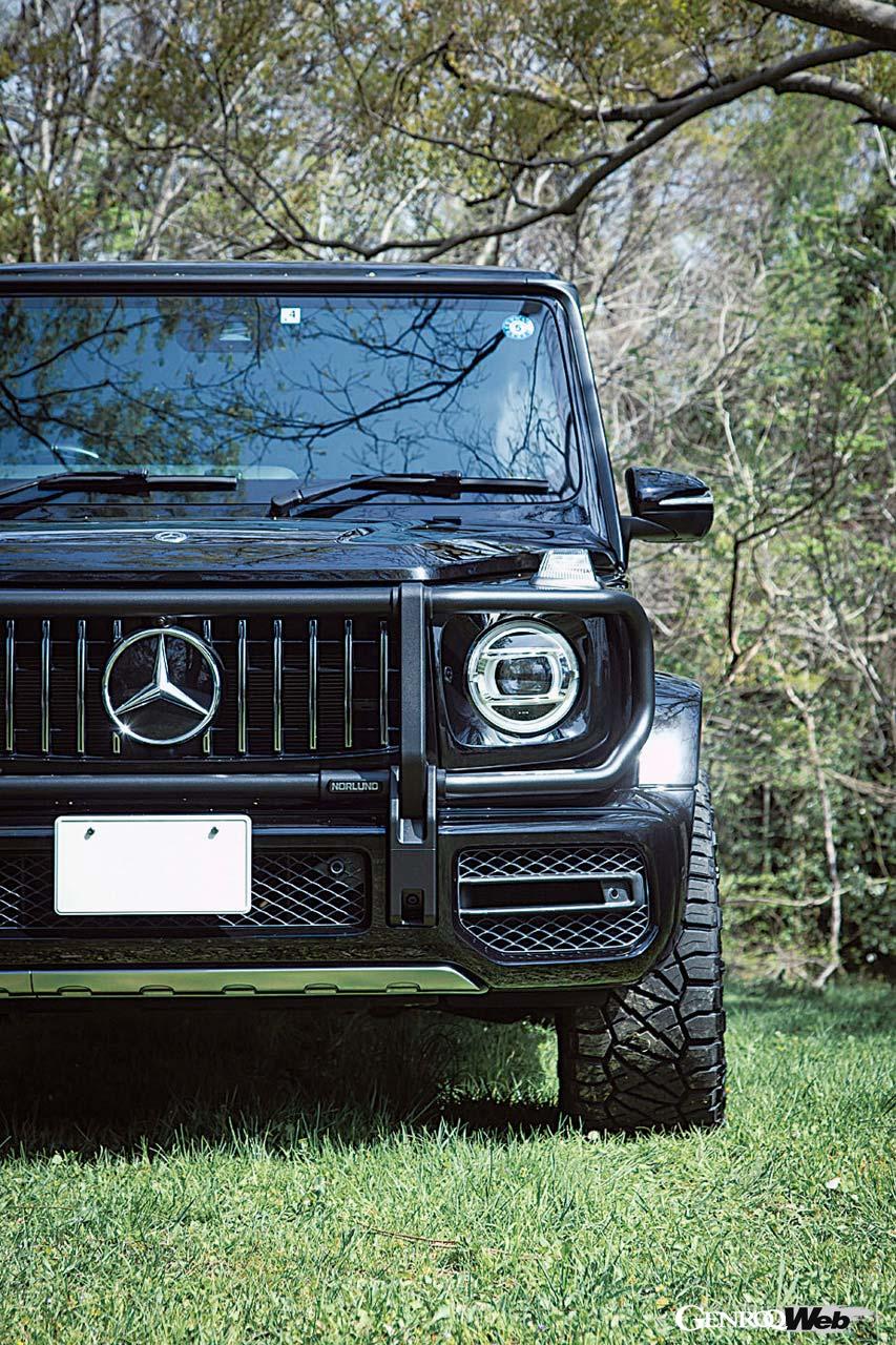 ラガーコーポレーションが取り扱いを開始したノーランドに合わせて、早速、登場したのがこのAMG G63だ。黒色のボディにマッドブラックやカーボンのノーランド製アイテムが調和する。ホイールも黒一色で。ロティフォーム「STL」20インチが組み合わされた。