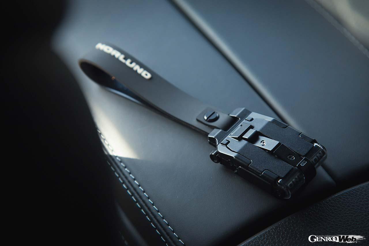 フロントバンパーキットやリヤラダー付きルーフキャリアなどボディにオントップするアイテムはマグネシウム合金で軽量に仕上げられている。さらに特徴的なのはエキゾーストと一体になったサイドステップや、収納&テーブル代わりになるスペアタイヤカバーなど。もちろん好みのアイテムを単体で取り入れることが可能。他のエアロパーツやアウトドアギアとブランドミックスさせてもおもしろそうだ。