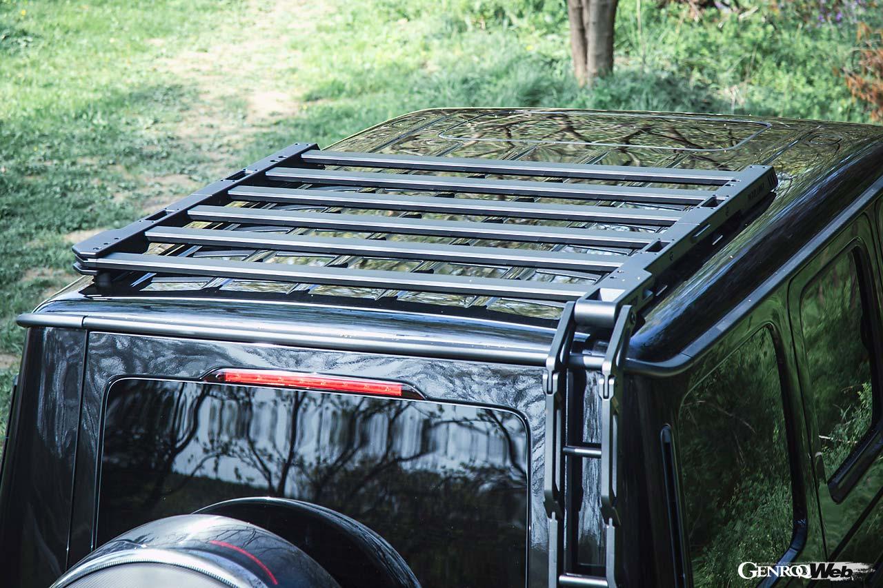 フロントバンパーキットやリヤラダー付きルーフキャリアなどボディにオントップするアイテムはマグネシウム合金で軽量に仕上げられている。さらに特徴的なのはエキゾーストと一体になったサイドステップや、収納&テーブル代わりになるスペアタイヤカバーなど。もちろん好みのアイテムを単体で取り入れることが可能。他のエアロパーツやアウトドアギアとブランドミックスさせてもおもしろそうだ。