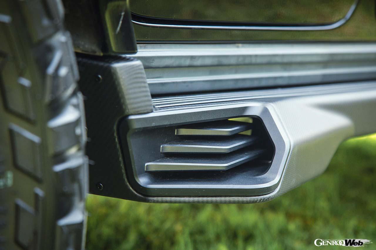 フロントバンパーキットやリヤラダー付きルーフキャリアなどボディにオントップするアイテムはマグネシウム合金で軽量に仕上げられている。さらに特徴的なのはエキゾーストと一体になったサイドステップや、収納&テーブル代わりになるスペアタイヤカバーなど。もちろん好みのアイテムを単体で取り入れることが可能。他のエアロパーツやアウトドアギアとブランドミックスさせてもおもしろそうだ。