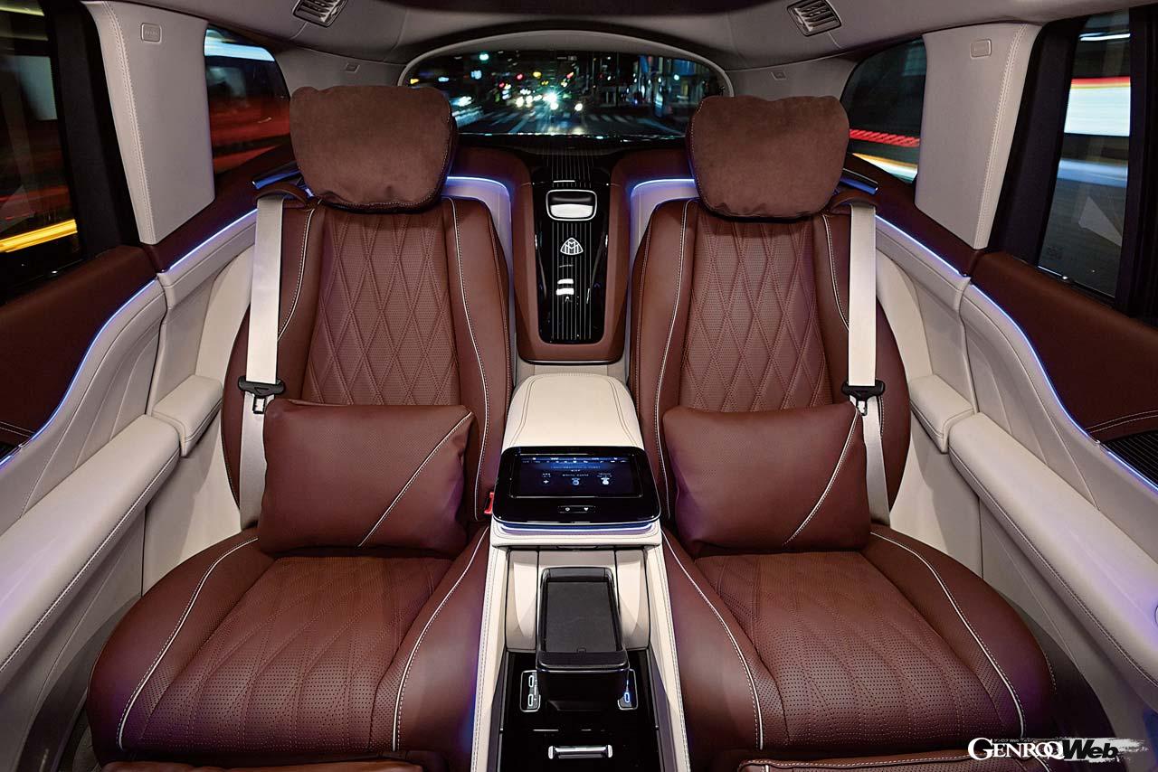 マイバッハGLSのリヤシート。ダイヤモンドステッチは新デザイン。ファーストクラスパッケージを装着すると5人→4人乗りになり、後席左右シートバック中央に冷蔵庫が付く。