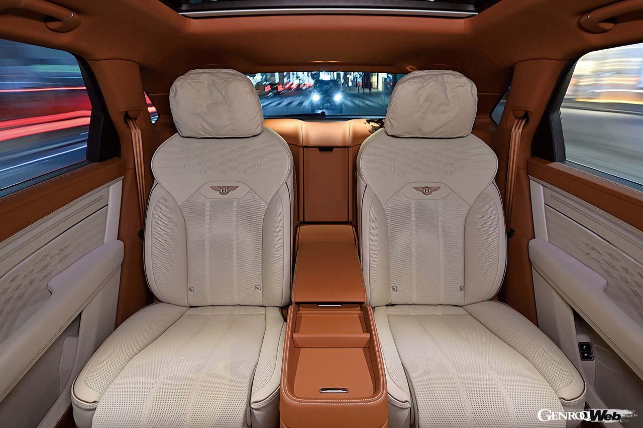 ベンテイガも4人乗り仕様や冷蔵庫はオプション。EWBはExtended Wheel Baseの略で、ホイールベースは標準車より180mm長い。リヤドアは室内からボタンひとつで閉じることが可能。