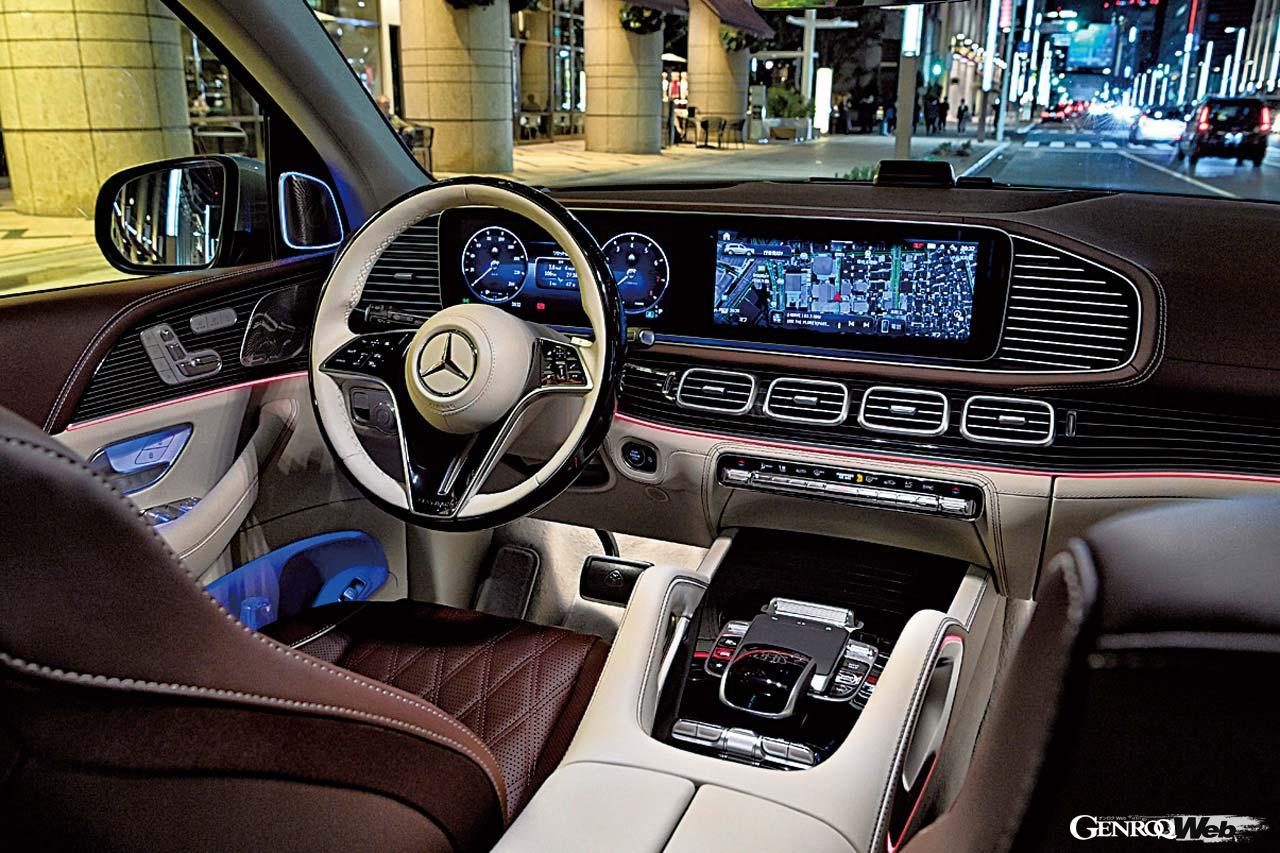 自らステアリングを握る際もコクピットの高級感はオーナーの期待を裏切らない。ハードスイッチが残されたインターフェイスの操作性も◎。