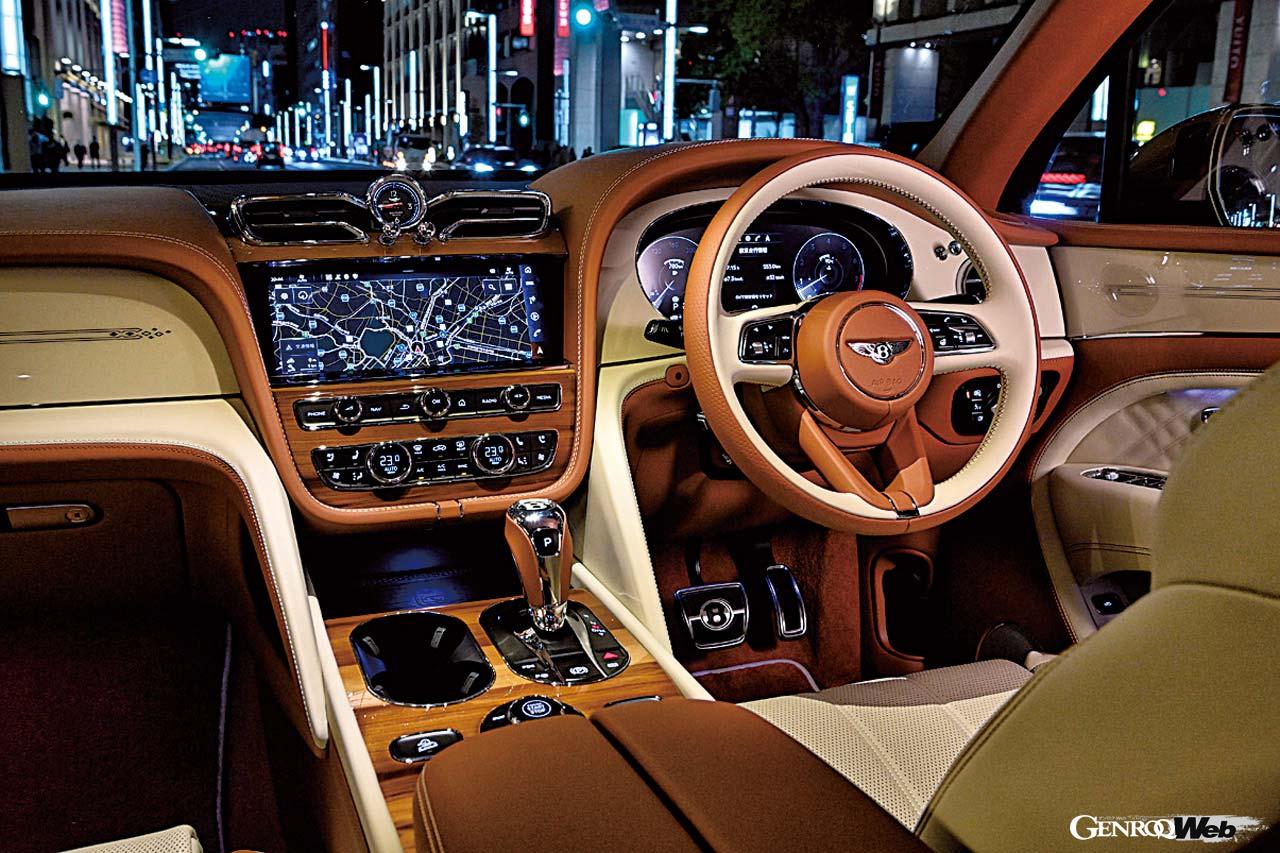 試乗車は上級モデルのアズール。ホワイトのデコレーションパネルはパーソナライゼーションプログラム「マリナー」によるオプション品。