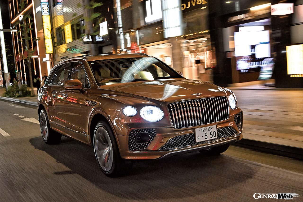 後輪操舵機能を有するベンテイガEWBは、その巨体を感じさせないハンドリングも併せ持つ。そんなあたりがベントレーらしい。