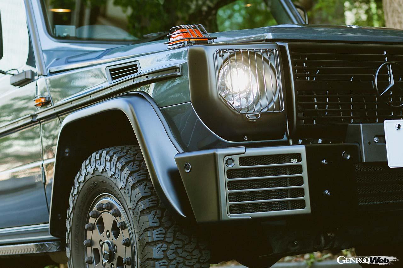 ヘッドライトシュラウドやナローフェンダー、グリルなどMMNDオリジナルで製作したMMND-Ver.2。ウインカー類やモール、サイドミラーなどはW460/W461純正部品を使う。またこの個体はオリジナルサイドステップに、プロフェッショナル仕様のバンパーをまとう。ミラーやバンパーに内蔵されるカメラやセンサーなどはすべて活かされるので、メルセデス・ベンツのレーダーセーフティパッケージの機能をすべて使うことができる。