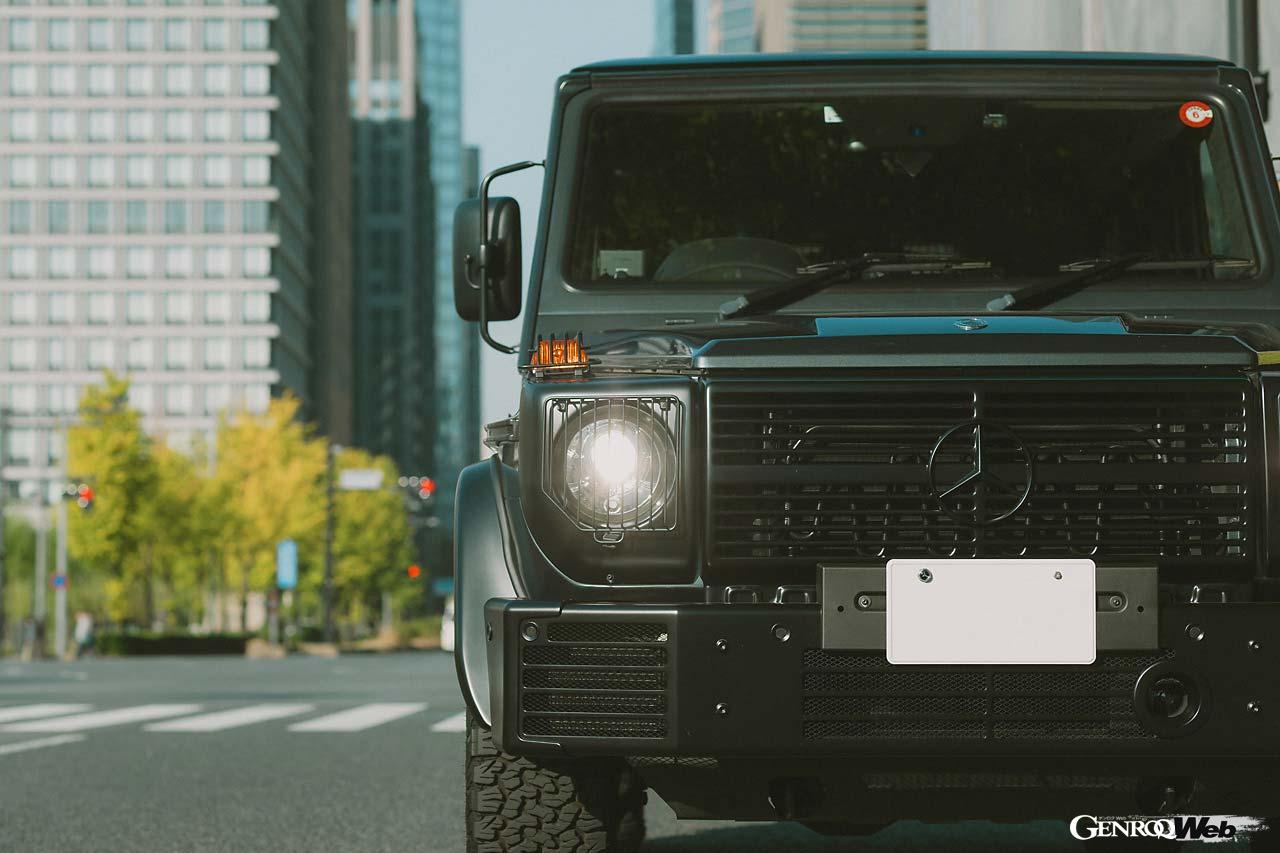 ヘッドライトシュラウドやナローフェンダー、グリルなどMMNDオリジナルで製作したMMND-Ver.2。ウインカー類やモール、サイドミラーなどはW460/W461純正部品を使う。またこの個体はオリジナルサイドステップに、プロフェッショナル仕様のバンパーをまとう。ミラーやバンパーに内蔵されるカメラやセンサーなどはすべて活かされるので、メルセデス・ベンツのレーダーセーフティパッケージの機能をすべて使うことができる。