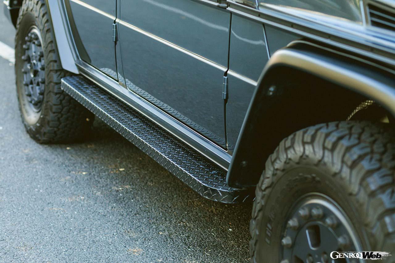 ヘッドライトシュラウドやナローフェンダー、グリルなどMMNDオリジナルで製作したMMND-Ver.2。ウインカー類やモール、サイドミラーなどはW460/W461純正部品を使う。またこの個体はオリジナルサイドステップに、プロフェッショナル仕様のバンパーをまとう。ミラーやバンパーに内蔵されるカメラやセンサーなどはすべて活かされるので、メルセデス・ベンツのレーダーセーフティパッケージの機能をすべて使うことができる。