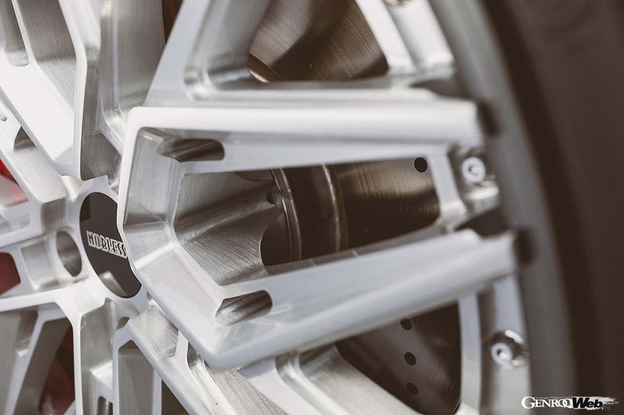 ノブレッセ鍛造2ピースホイールの初陣となるのがNA201だ。各ボルトホールの間からスポークから分岐し、さらに途中で二手にわかれる複雑なメッシュパターンを持つ。スポークの途中にある穴あけ加工（ウェイトレスホール）や、リムを覆うように伸びていくスポークエンドなど、切削鍛造ならではの意匠を感じる。今回は一例として前後10.0J×22インチとなるが、この仕様ならば価格は29万9200円となる。