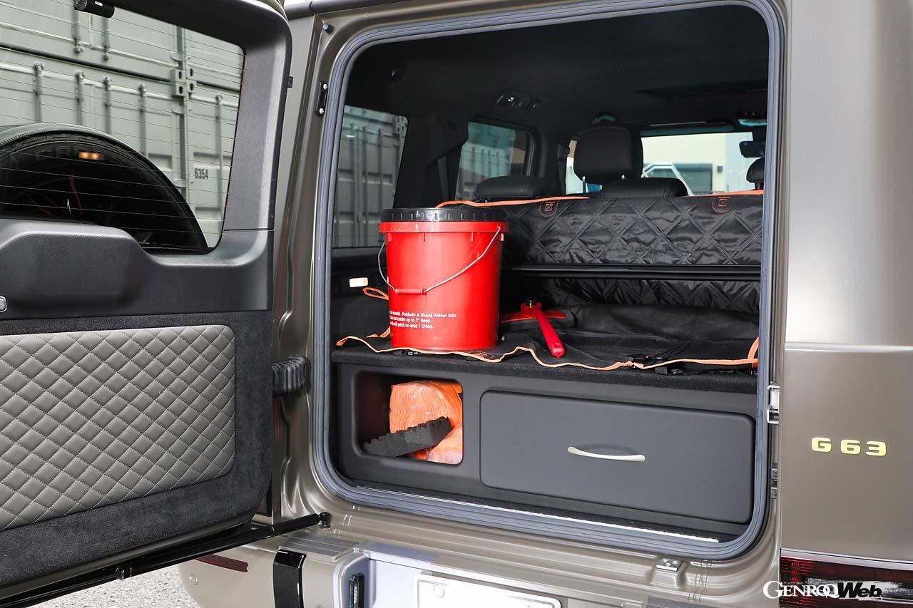 スペアタイヤカバーはUSカスタムパーツを装着。これにシルバーのレーシングストライプを加え、エンブレム類はレモンイエローとしている。ラゲッジにはGLIDEオリジナルのラゲッジボードを設置。ゴルフバッグを横向きで収納できる。