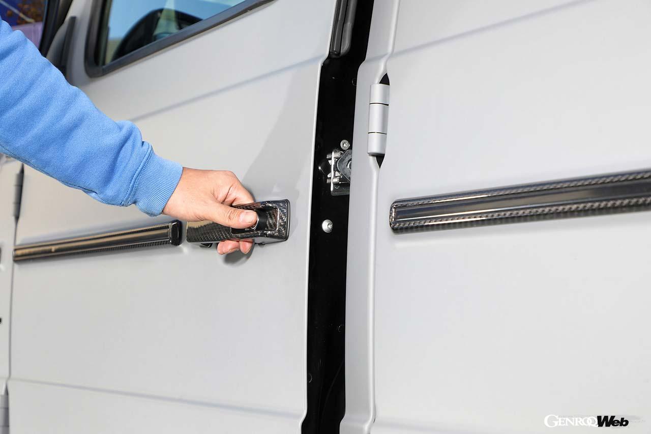 【Gクラスにお勧めのオフィス ケイカスタム】半ドアになりやすいGクラスの運転席と助手席に装着するイージークローザー。これを装着するだけ、日常のストレスが大幅に改善される！