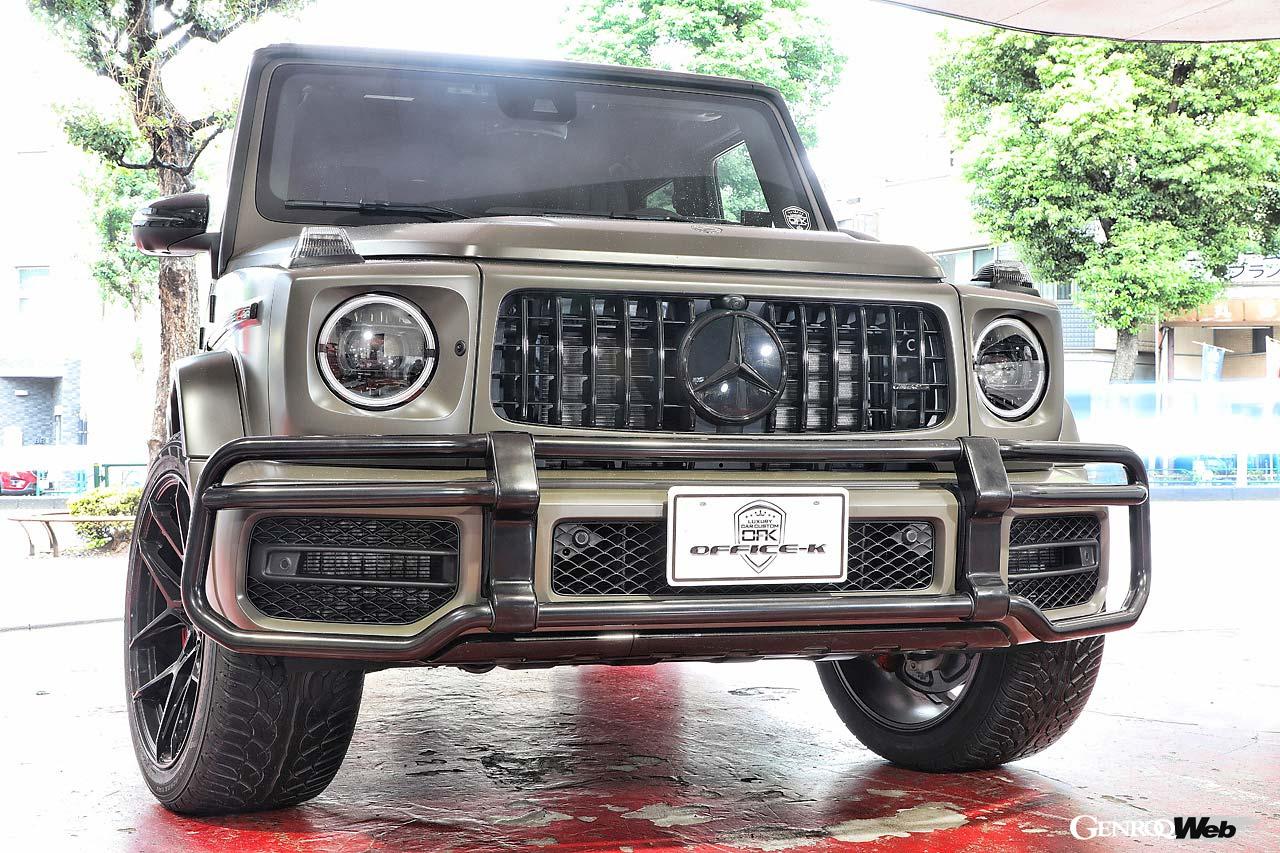 【Gクラスにお勧めのオフィス ケイカスタム】よりワイルドなフロントマスクへと変わり、かつアウトドアシーンにもマッチするバンパーガード。多くのリップスポイラーとの同時装着も可能なタイプだ。