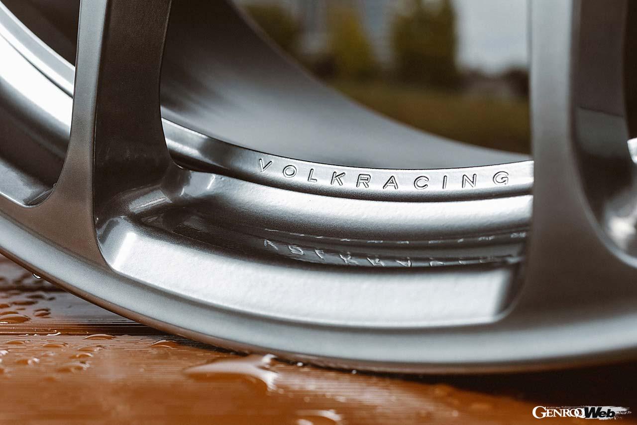 センターパートは嵌合部にも凹凸を持たせてよりメカニカルな表情へ。センターキャップやリムに刻まれるロゴはレイズの特許技術であるA.M.T.によるもの。ホイールごとに立体曲面や塗装が異なっても繊細なデザインを刻み込むことができる。またハイブリッドマシニングという異なる機械加工技術を使い分ける技法を用いて、二次元面にはダイヤモンドカット、三次元面にマシニングを採用する。異なるフィニッシュを違和感なく融合させることで奥行きのある輝きを出すことに成功している。