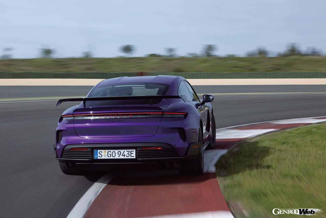 2019年に登場して以来、ハイパフォーマンスEVの先駆者となったタイカンがビッグマイナーチェンジ。新型タイカンは航続距離の伸長はもちろん、充電速度、システム出力などあらゆる面が大幅にアップデートされた。最強グレード「タイカンターボGTウィズ・ヴァイザッハパッケージ」の試乗記を中心に、新型タイカンの魅力をお伝えする。