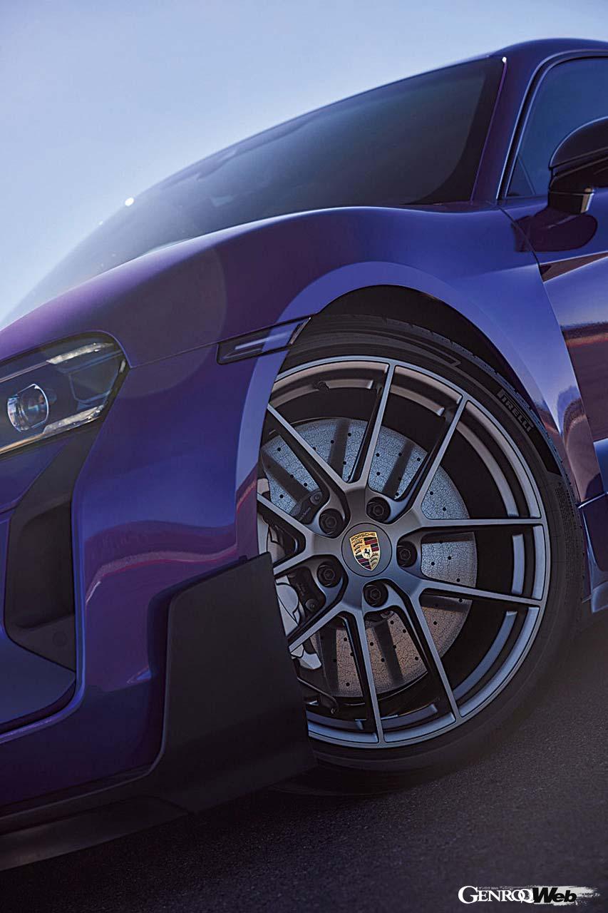 ヴァイザッハパッケージは専用開発されたピレリPゼロRを履く。滑り出しから穏やかな特性を持つ。カーボン製のリヤディフューザーは空力性能に寄与する。