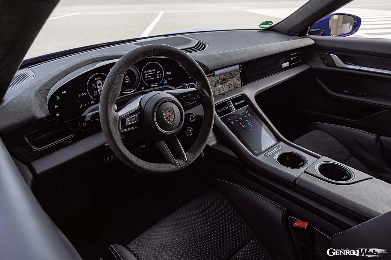 16.8インチのデジタル曲面ディスプレイは視認性に優れる。ナビゲーションのマップや車両情報を映し出すことが可能。専用のバケットシートはホールド性に優れる。