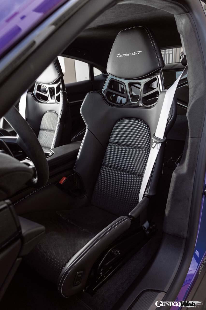 16.8インチのデジタル曲面ディスプレイは視認性に優れる。ナビゲーションのマップや車両情報を映し出すことが可能。専用のバケットシートはホールド性に優れる。