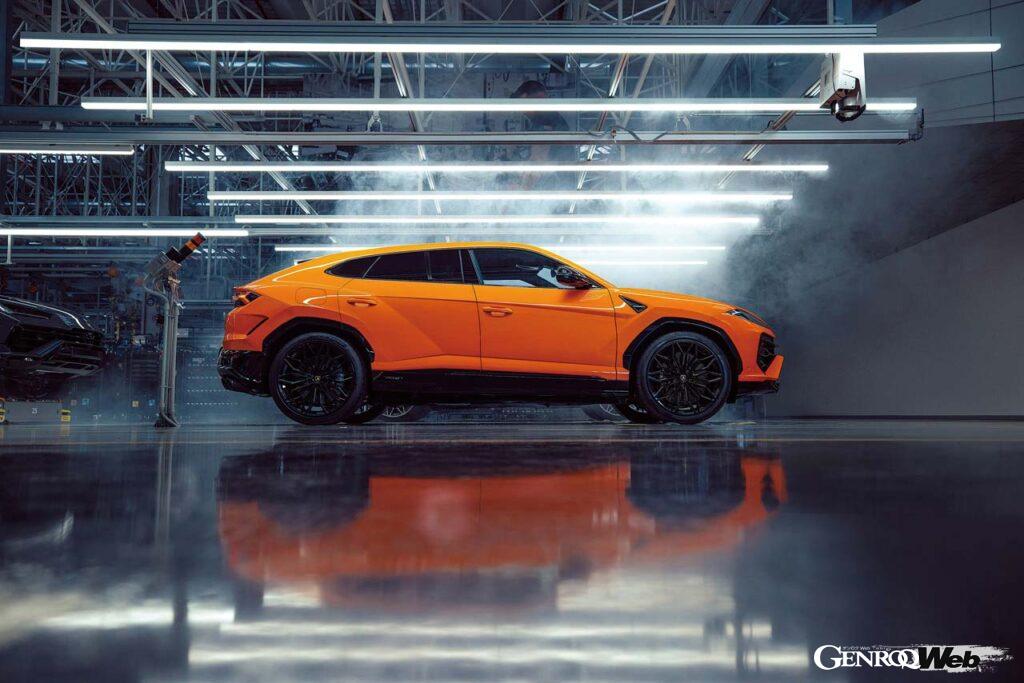 システム出力800PSとなるウルスSのパワーウエイトレシオは3.13PS/kg。車両重量は発表されていないが、そこから計算すると約2500kgというところか。