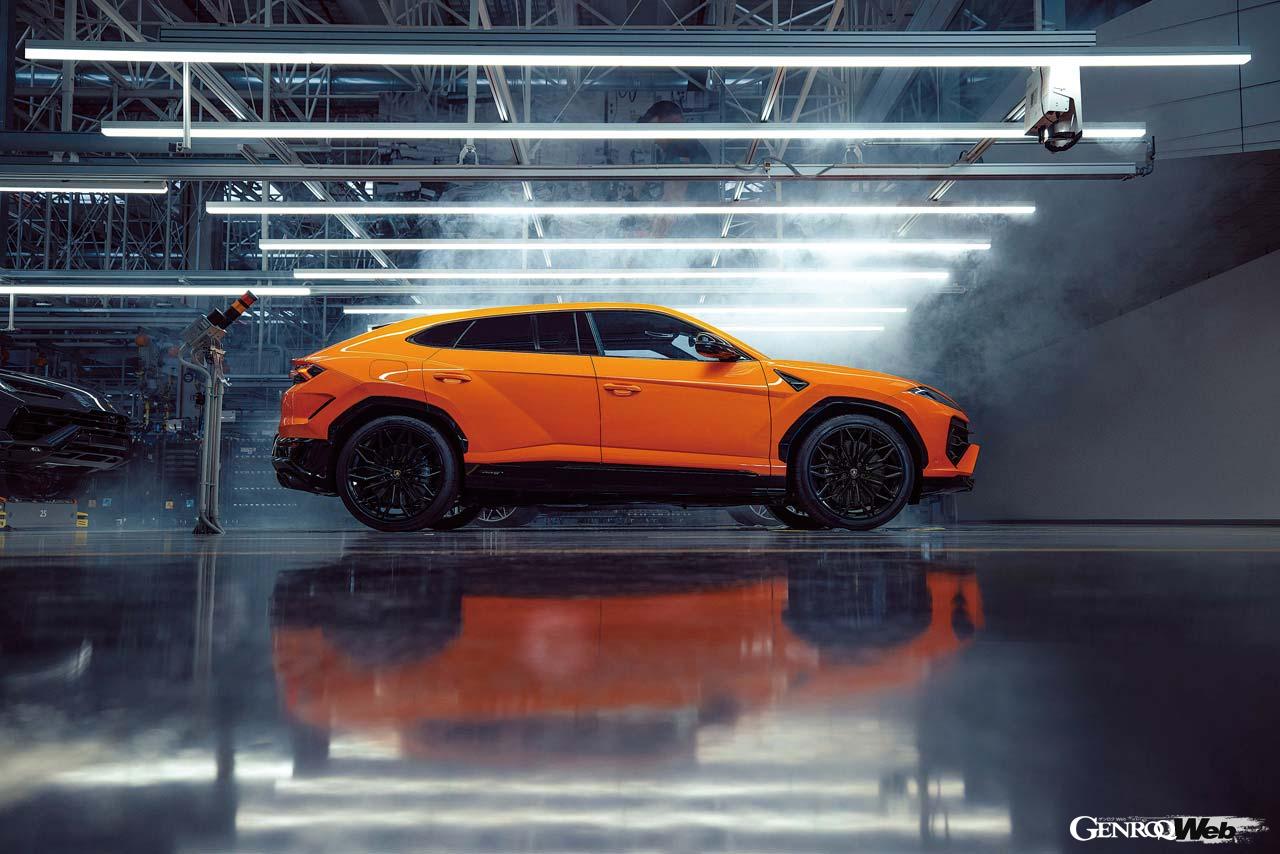 システム出力800PSとなるウルスSのパワーウエイトレシオは3.13PS/kg。車両重量は発表されていないが、そこから計算すると約2500kgというところか。