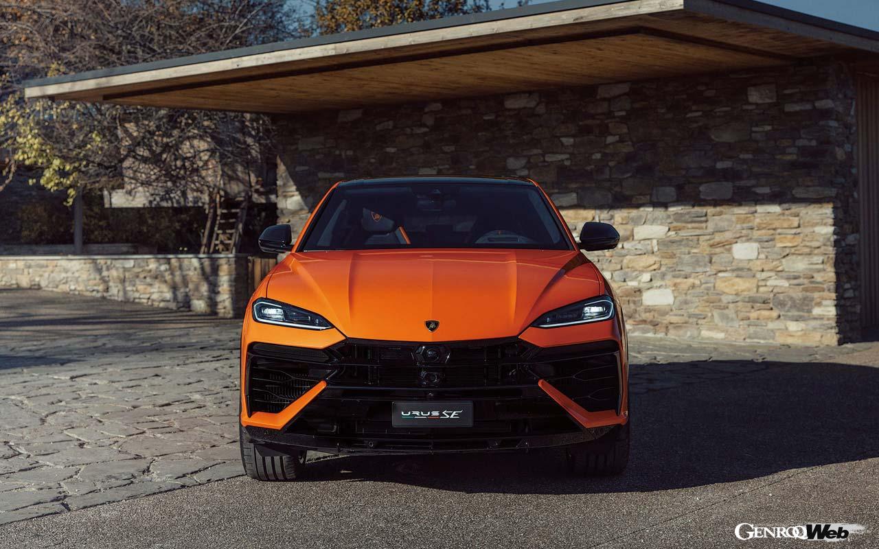 ボンネットが前端まで伸びたため、すっきりとした印象となったフロントマスク。ヘッドライト形状もシャープなデザインとなり、デイタイムライトの点灯パターンも刷新。