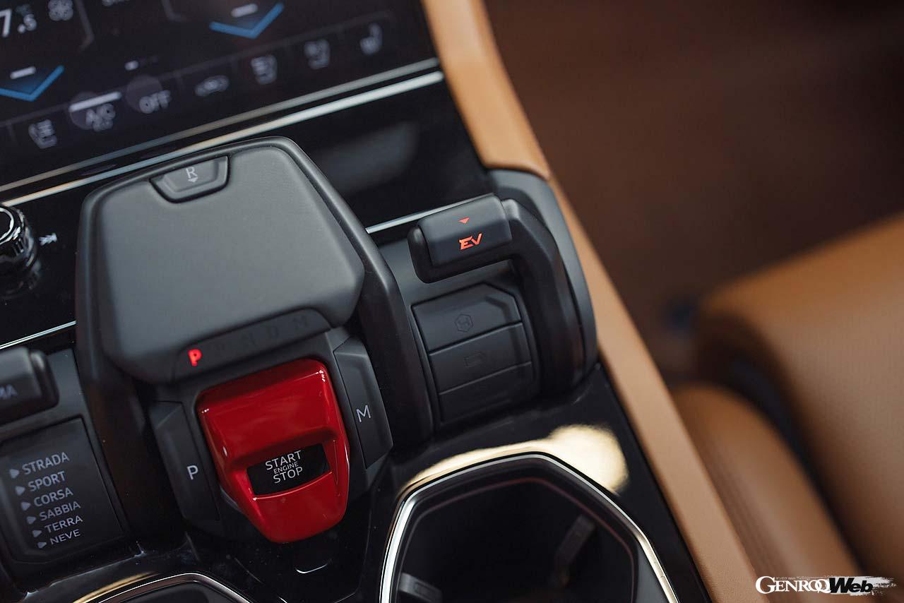 基本デザインを踏襲しながらも、加飾を減らしてシンプルさを強調する。センターコンソールにはEVモード切り替えレバーが備わる。