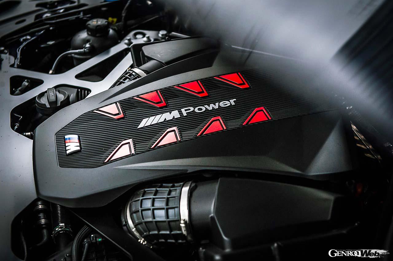 686PS／750Nmを叩き出す4.4リッターV型8気筒ツインターボエンジンを搭載。エンジンカバーに施された加飾がスポーティだ。