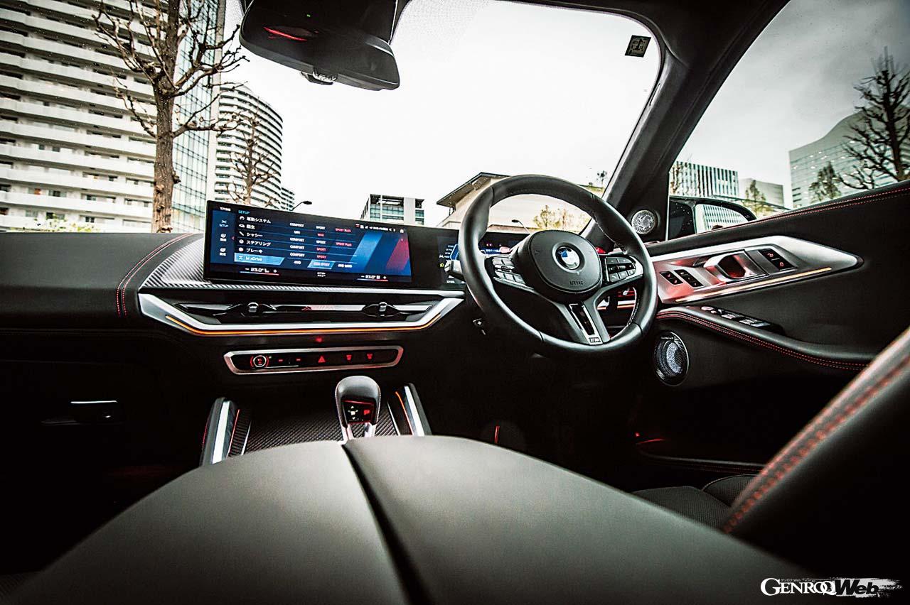 14.9インチのと12.9インチのディスプレイで構成されるカーブドディスプレイを採用。フィオナレッドを差し色にしたシートは質感が高い。