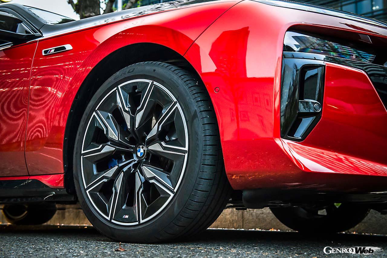 しなやかな乗り味が特徴の21インチのピレリPゼロを履きこなしていた。