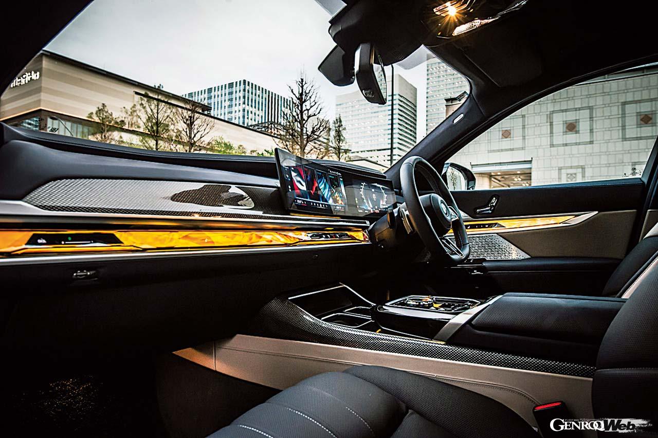 M専用となるスポーティなディスプレイを採用する。厚みのある品の良いシートはまさに極楽。