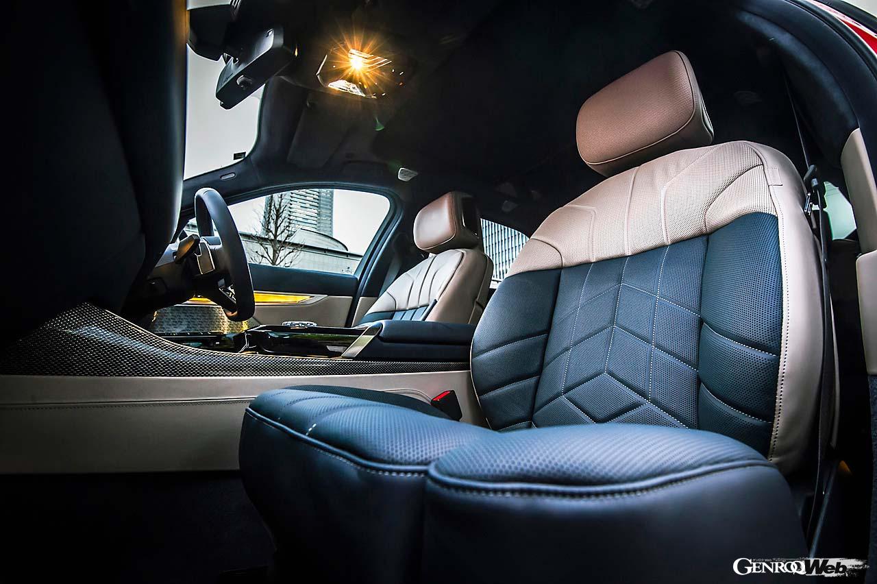 M専用となるスポーティなディスプレイを採用する。厚みのある品の良いシートはまさに極楽。