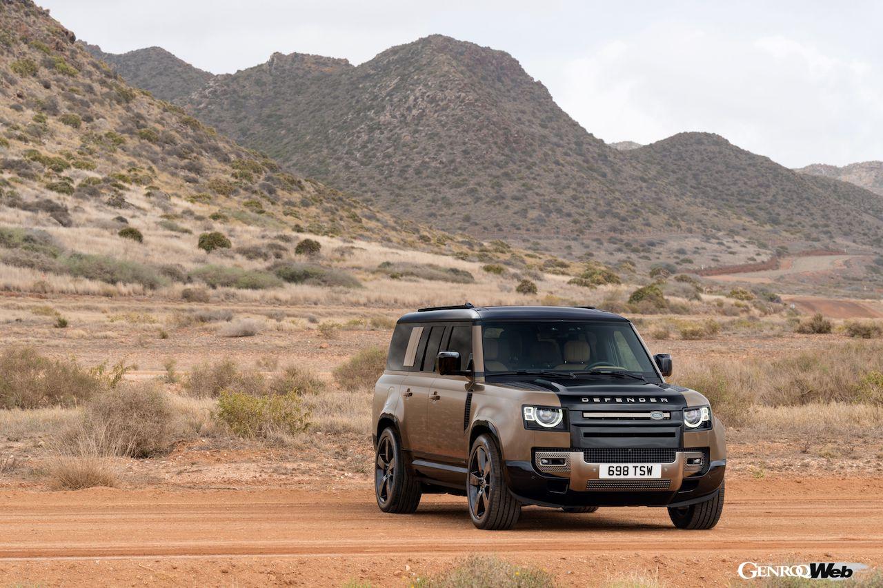 「ディフェンダー」2025年モデルの走行シーン。