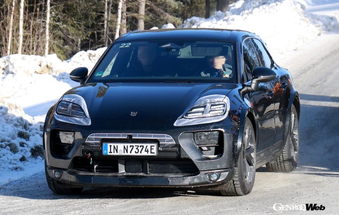 「ポルシェ マカンEV」のボディを纏ったプロトタイプがテスト走行をする様子が目撃された。