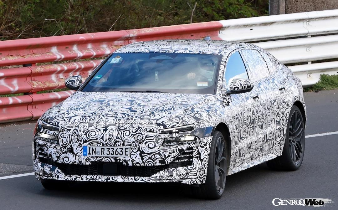 「アウディA6」のホットバージョン「RS6 e-tron」の市販型プロトタイプがニュルブルクリンクを走行する様子を初めて捉えた。