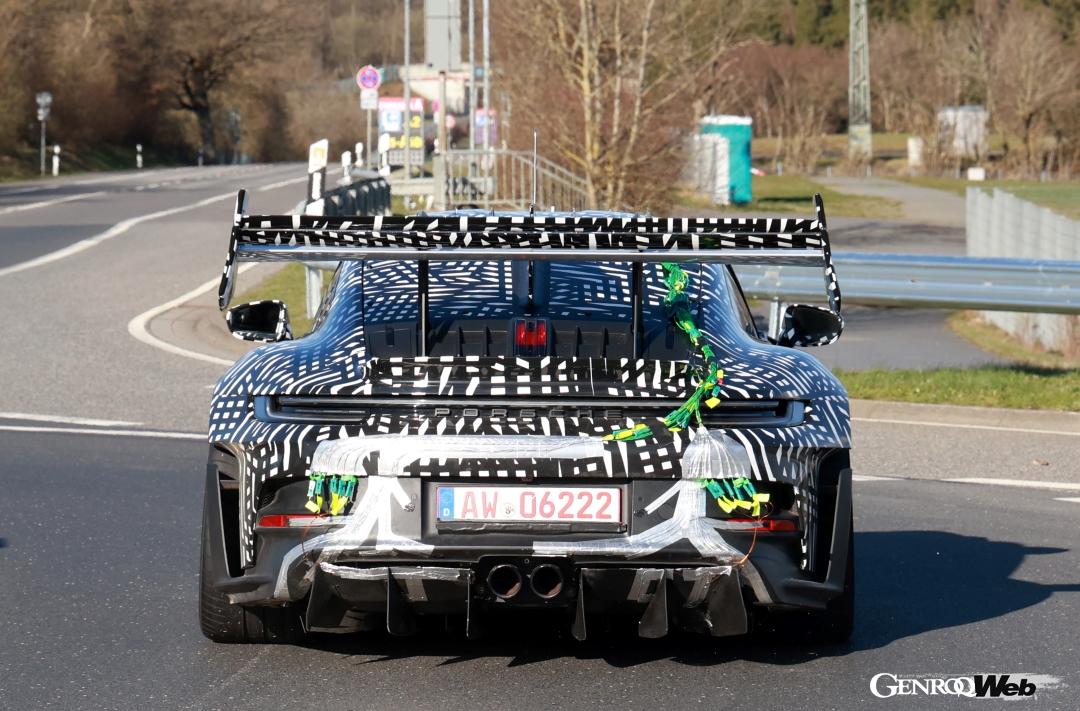 マンタイ レーシングが開発中の「ポルシェ911 GT3 RS MR」は巨大なリヤウイングが印象的だ。