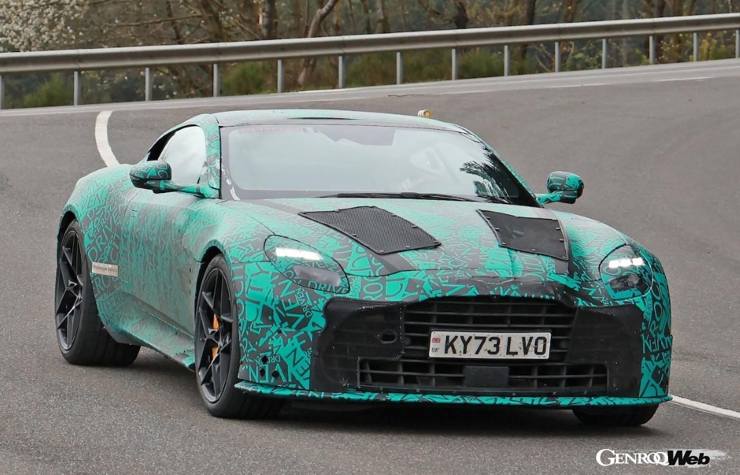 量産モデルに近づいたと思われるプロトタイプは、フロント周りがより伝統的なイメージに変わった印象だ。