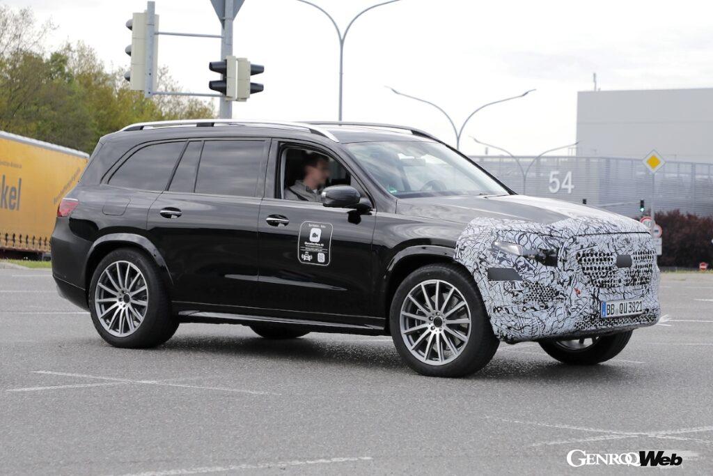 従来はライフの中間に1度行われたマイナーチェンジだが、近年では2回のフェイスリフトを行うケースも増えている。