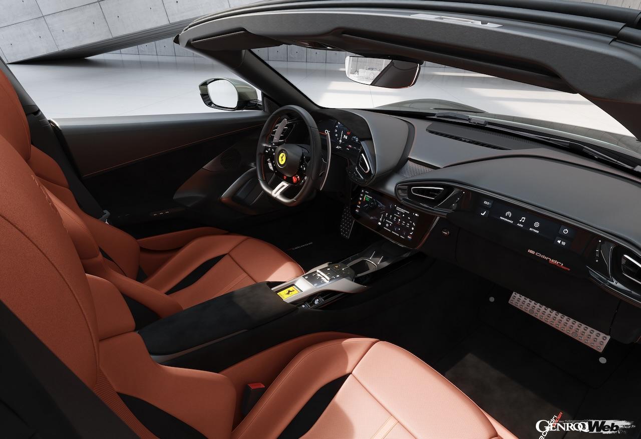 フェラーリの最新コンセプト「デュアル・コックピット・アーキテクチャ」を導入したインテリア。今回、リサイクルポリエステルなど、サスティナブルなマテリアルが積極的に導入された。