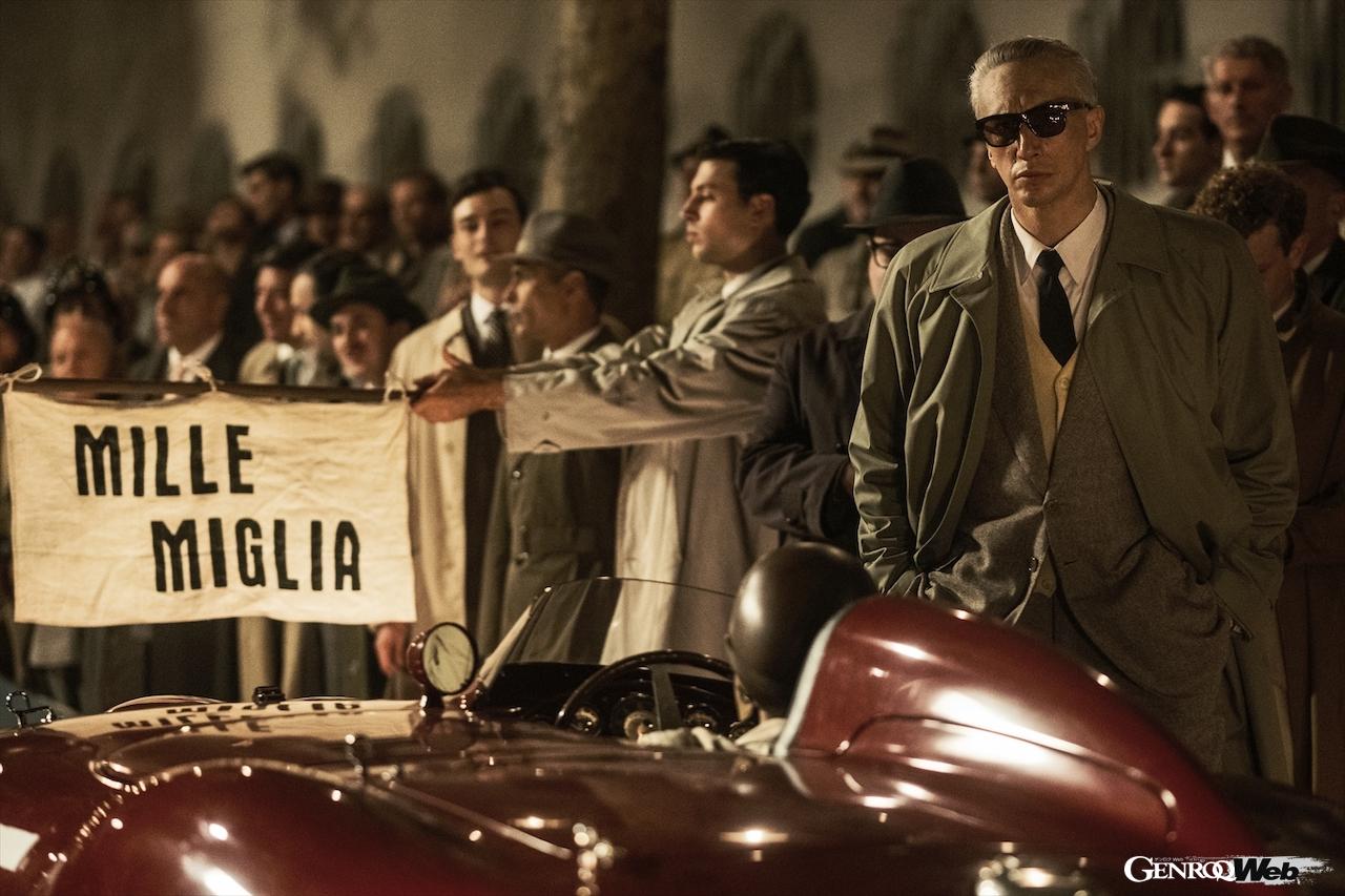 エンツォ・フェラーリ役に挑んだのは、様々な作品において個性的な役柄をこなしてきたアダム・ドライバー。エンツォを再現するため、毎日2時間以上のヘアメイクを経て取り組んだという。