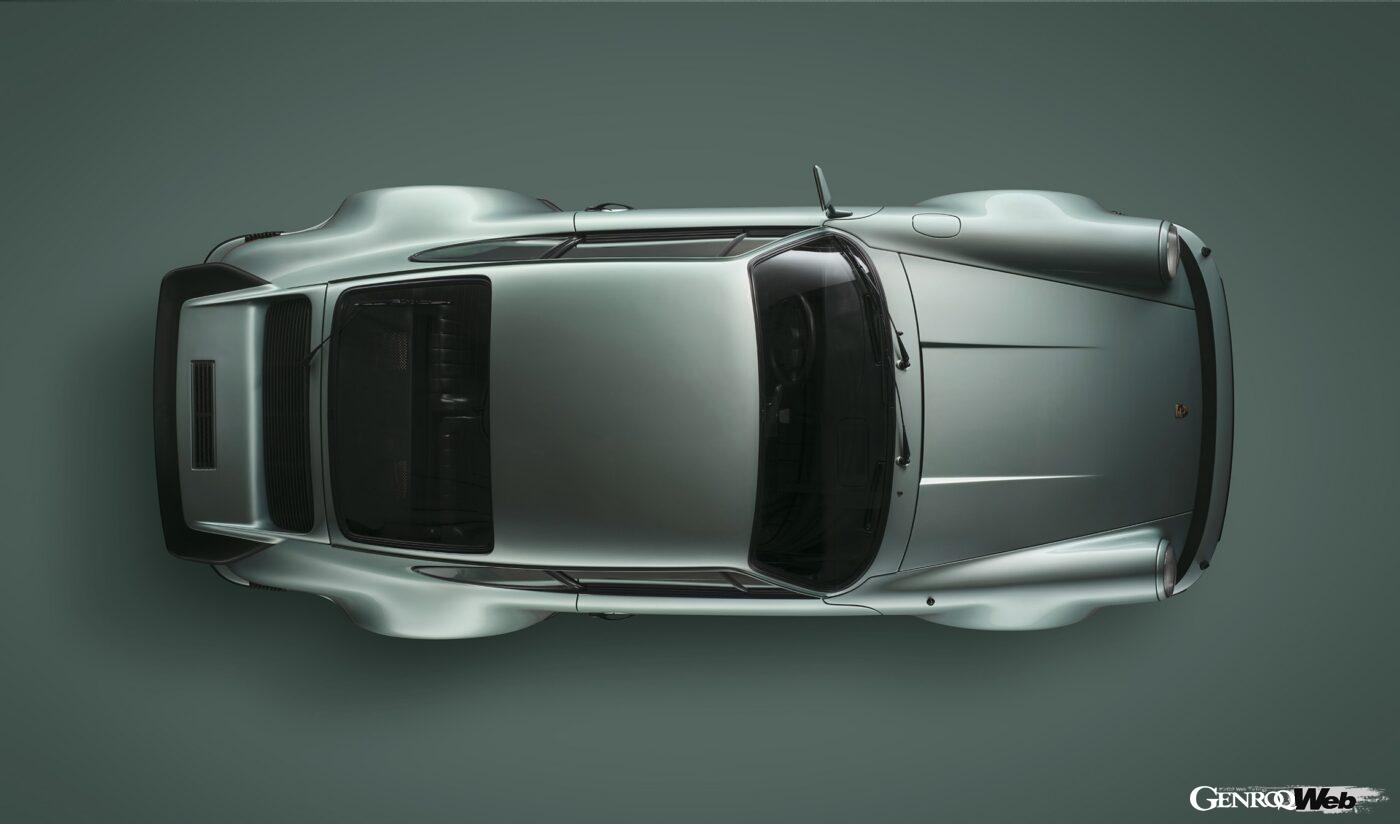 1975年、ポルシェはモータースポーツにおいて大成功を収めていたターボチャージャーを911に導入。3.0リッター水平対抗ターボは、最高出力260PSを発揮した。