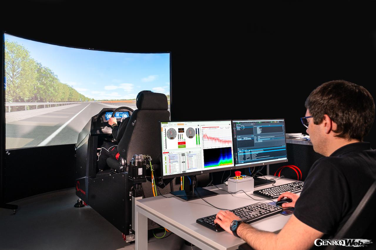 ベントレーがクルーの本社工場に導入した、VIグレード社製新型ドライビングシミュレーター。