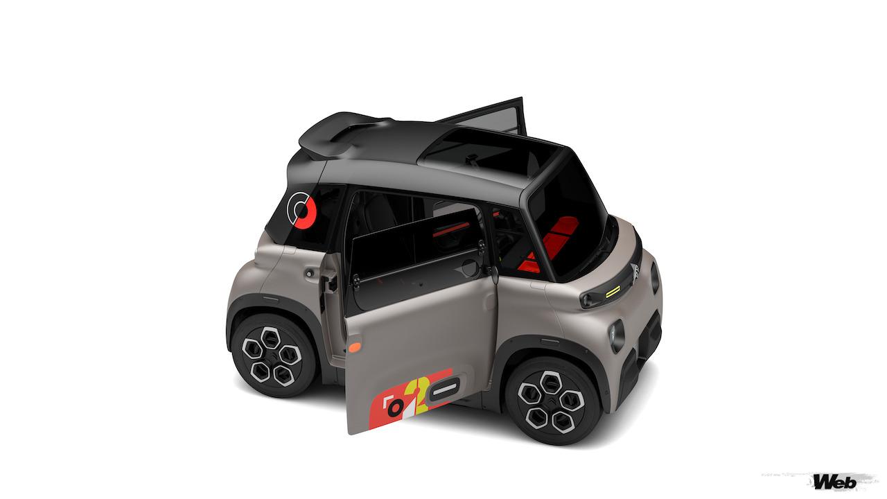 「ナイトセピア」はブルーに代わってカラーラインナップに登場。カラーグラフィックやステッカーにもマッチする、万能なカラーだと言えるだろう。