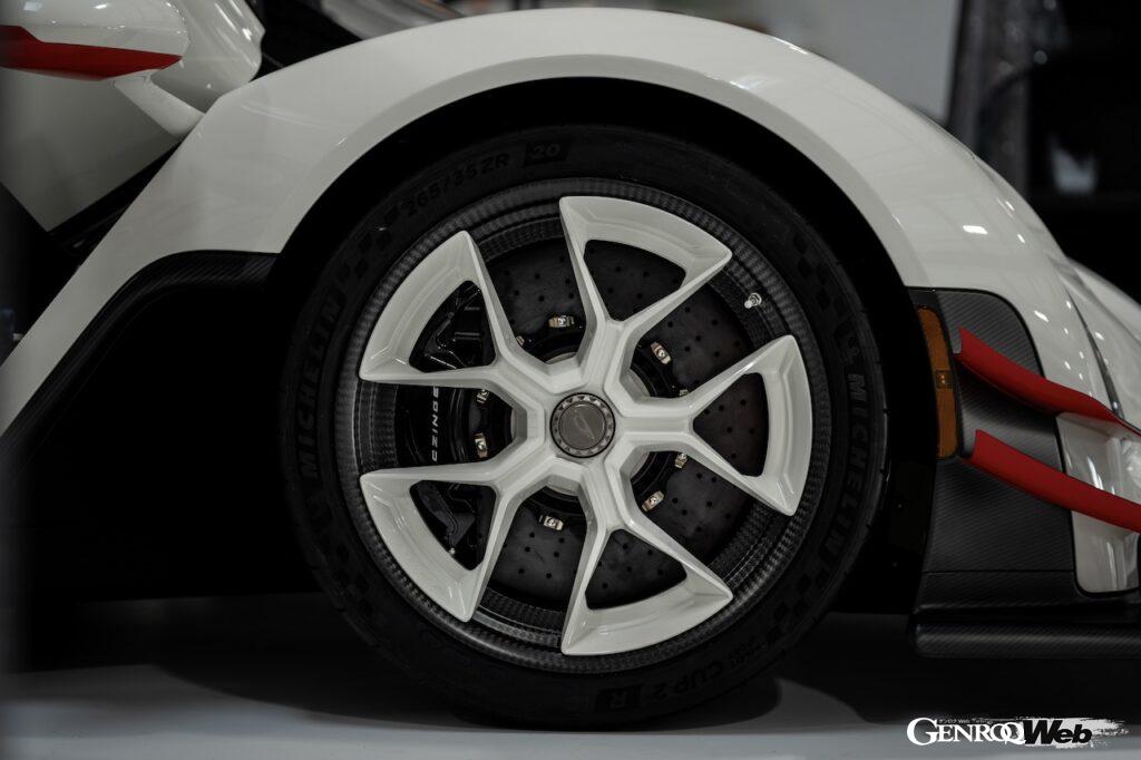 真っ白なカラーリングにレッドのアクセントが加えられた「21C エル・ミラージュ」。