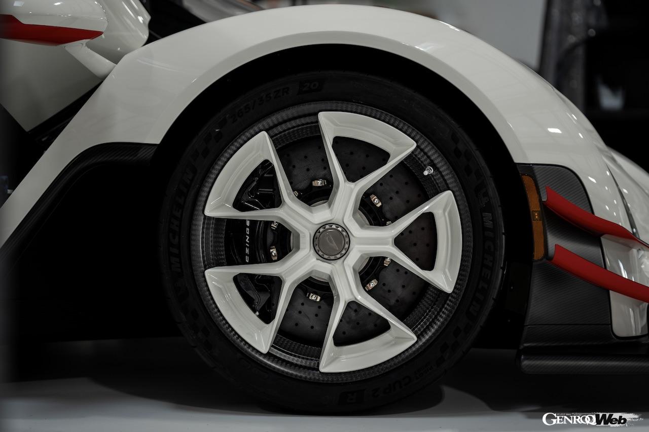 真っ白なカラーリングにレッドのアクセントが加えられた「21C エル・ミラージュ」。