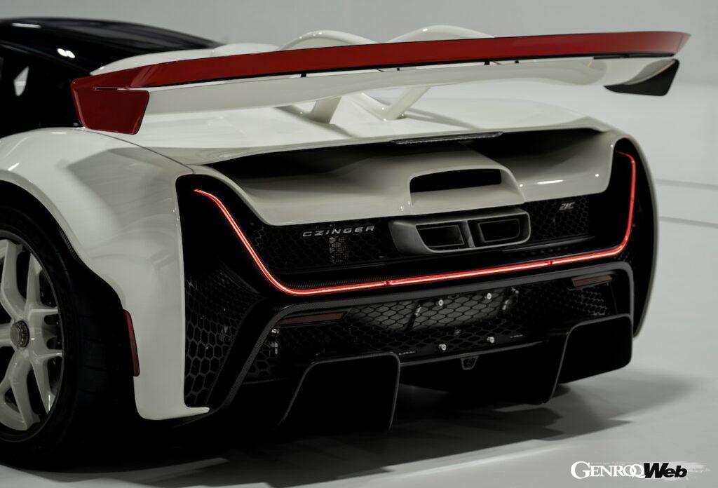 真っ白なカラーリングにレッドのアクセントが加えられた「21C エル・ミラージュ」。